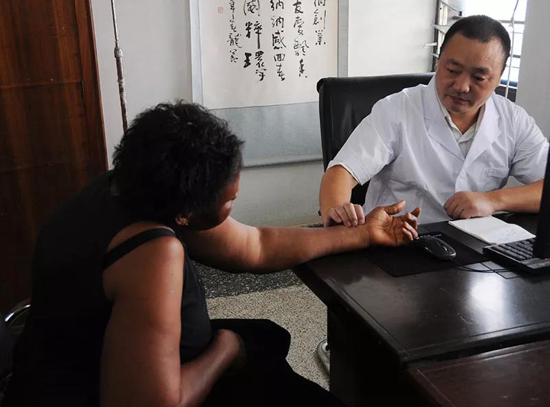 讓中華瑰寶為(wèi)呵護人(rén)類健康再放(fàng)異彩——我國(guó)中醫(yī)藥傳承創新發展邁進新時(shí)代