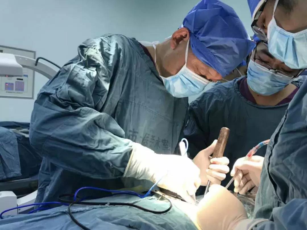 打赢脊柱結核脫貧攻堅戰——北(běi)京中衛公益基金(jīn)發起“關愛(ài)成人(rén)脊柱結核精準扶貧走基層”救助項目