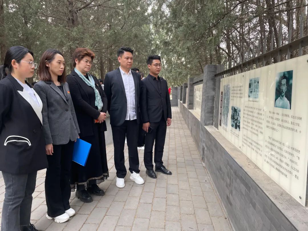 康衆時(shí)代黨支部開(kāi)展祭拜“三一(yī)八”烈士公墓活動