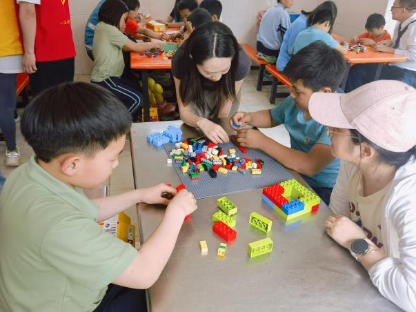 黨建引領聚合力,紅(hóng)色精神潤童心——康衆集團黨支部積極參與中關村(cūn)豐台科(kē)技(jì)園區(qū)黨群捐贈活動 黨建引領聚合力,紅(hóng)色精神潤童心——康衆集團黨支部積極參與中關村(cūn)豐台科(kē)技(jì)園區(qū)黨群捐贈活動