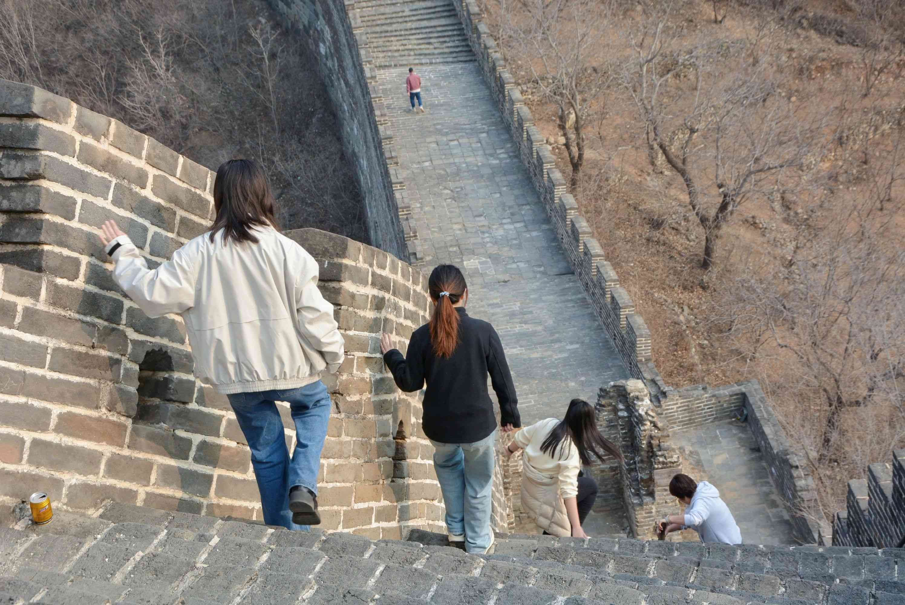 重溫峥嵘歲月(yuè)，緬懷革命先烈——康衆集團黨支部赴響水(shuǐ)湖(hú)長(cháng)城(chéng)紅(hóng)色教育基地(dì)開(kāi)展主題黨日(rì)活動