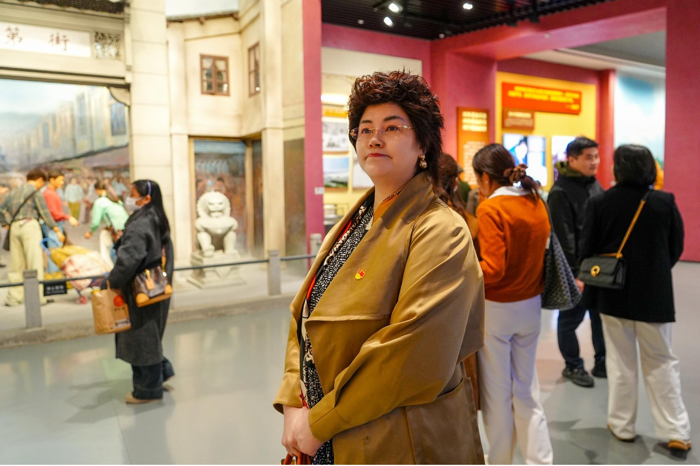 蓮花(huā)峰頂憶改革壯舉，珠江潮頭繪時(shí)代藍(lán)圖——康衆集團黨支部赴深圳開(kāi)展主題黨日(rì)活動